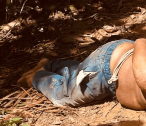 IMAGENS FORTES: Corpo é encontrado com cabeça dilacerada ao lado de bilhete do CV em Manaus