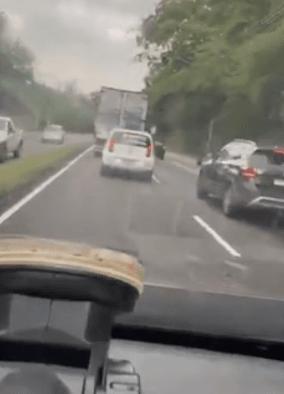 Caminhoneiro joga veículo contra carros em Guaratiba; vídeo viraliza