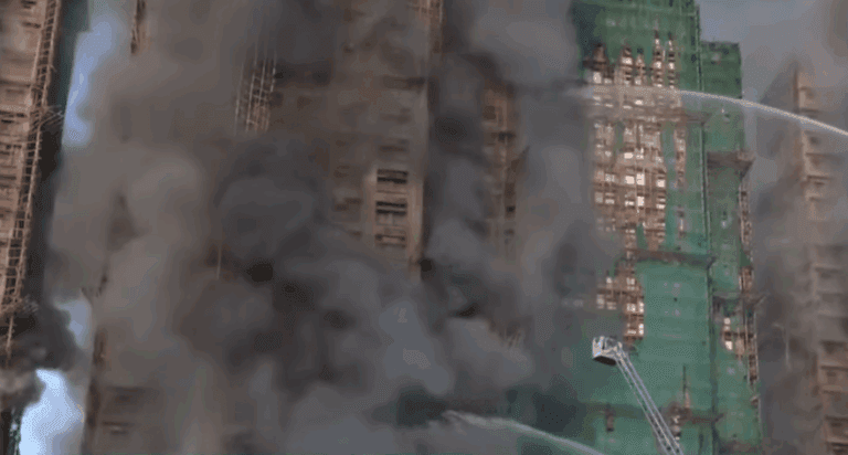 Incêndio de grandes proporções atinge complexo residencial em Hong Kong e deixa quatro mortos