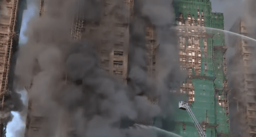 Incêndio de grandes proporções atinge complexo residencial em Hong Kong e deixa quatro mortos