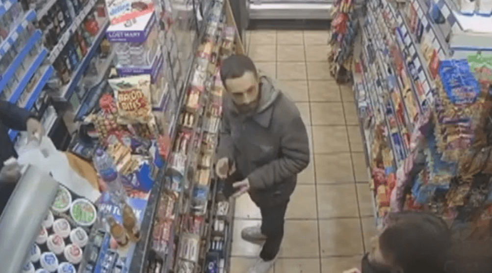 Jovem encontra o pai por acaso em mercado de Londres após 20 anos de buscas