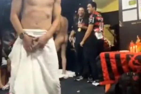 Cena íntima no vestiário do Flamengo vaza em live e viraliza nas redes sociais