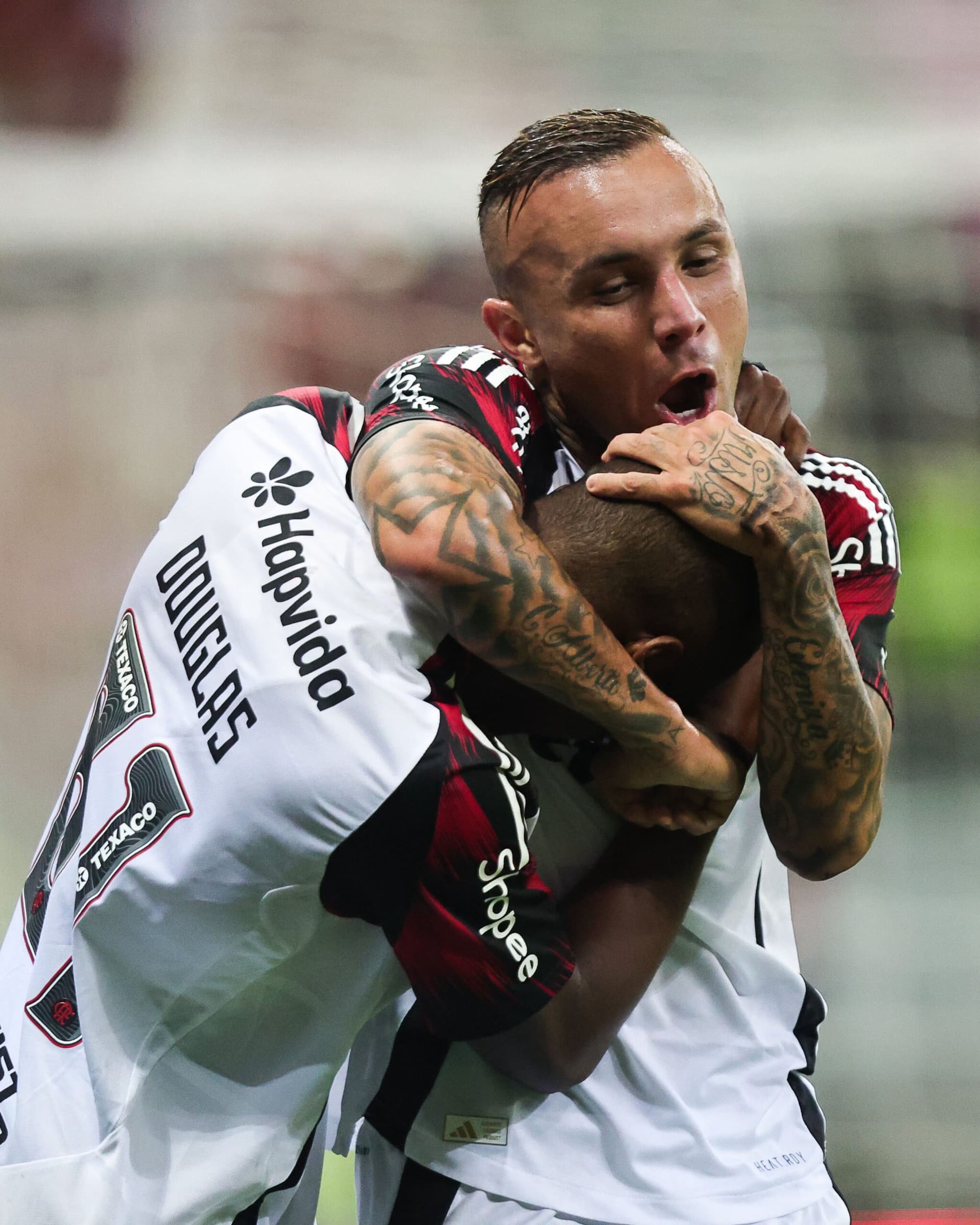 Flamengo aproveita expulsões, vira o jogo e goleia o Sport por 5 a 0