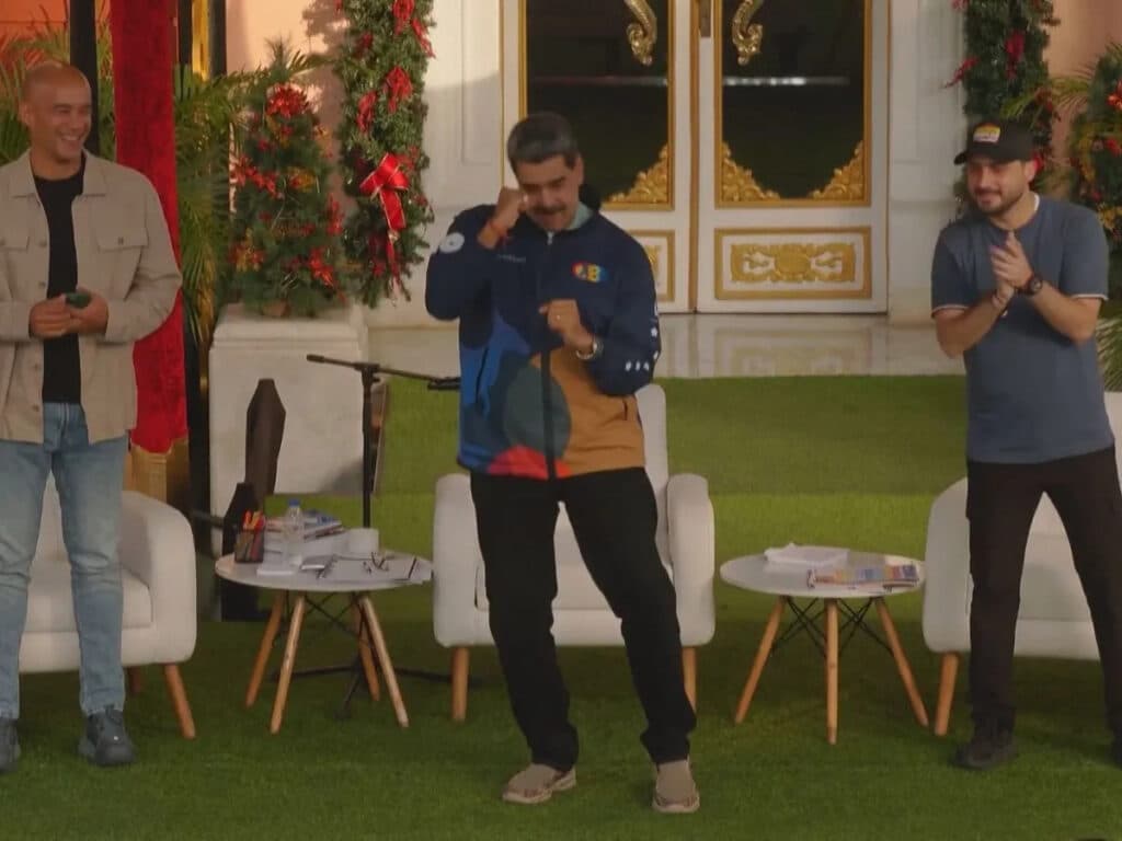 VÍDEO: Em meio a tensões com EUA, Nicolás Maduro faz “dancinha” com música anti-guerra
