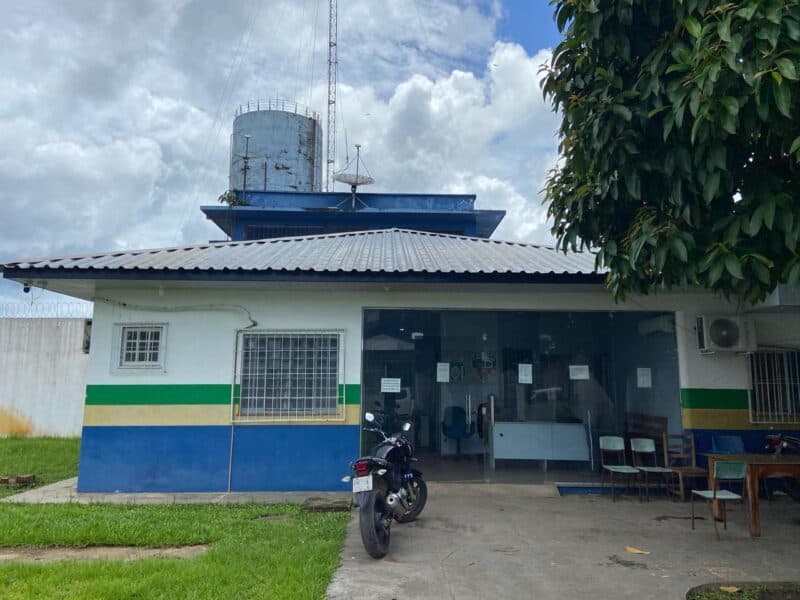 Homem é preso ao tentar dar martelada em grávida em Juruá