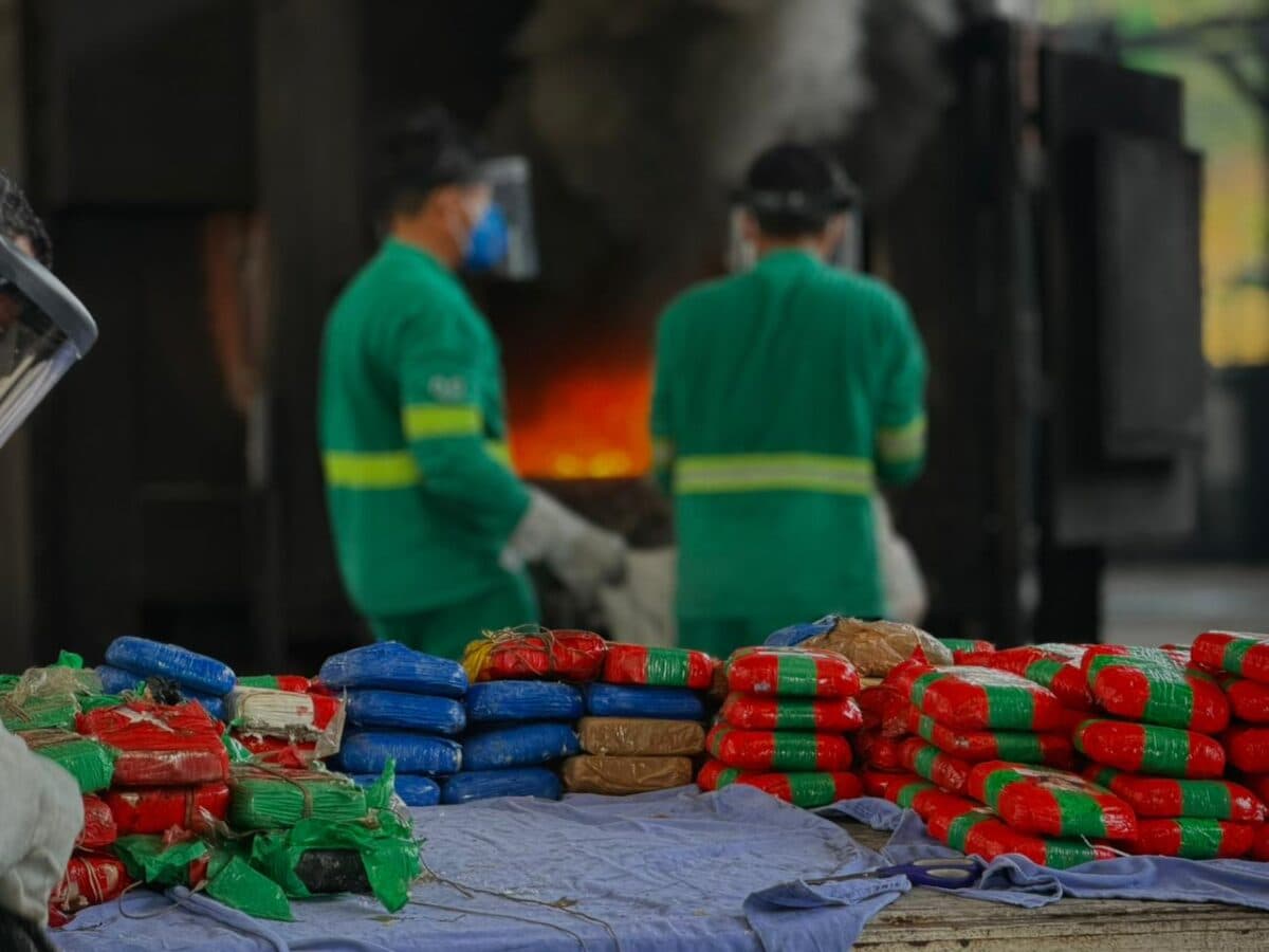 Polícia incinera quatro toneladas de drogas apreendidas neste ano no Amazonas