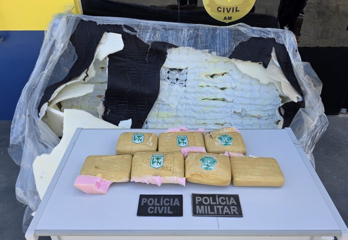 Polícia apreende 8 kg de maconha escondidos em colchão de barco em Amaturá