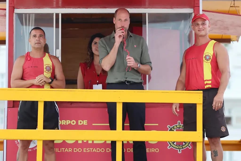 Príncipe William visita Copacabana e acompanha simulação de resgate no mar