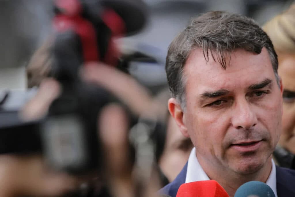 Flávio diz que Bolsonaro está preocupado com “origem da comida” na PF