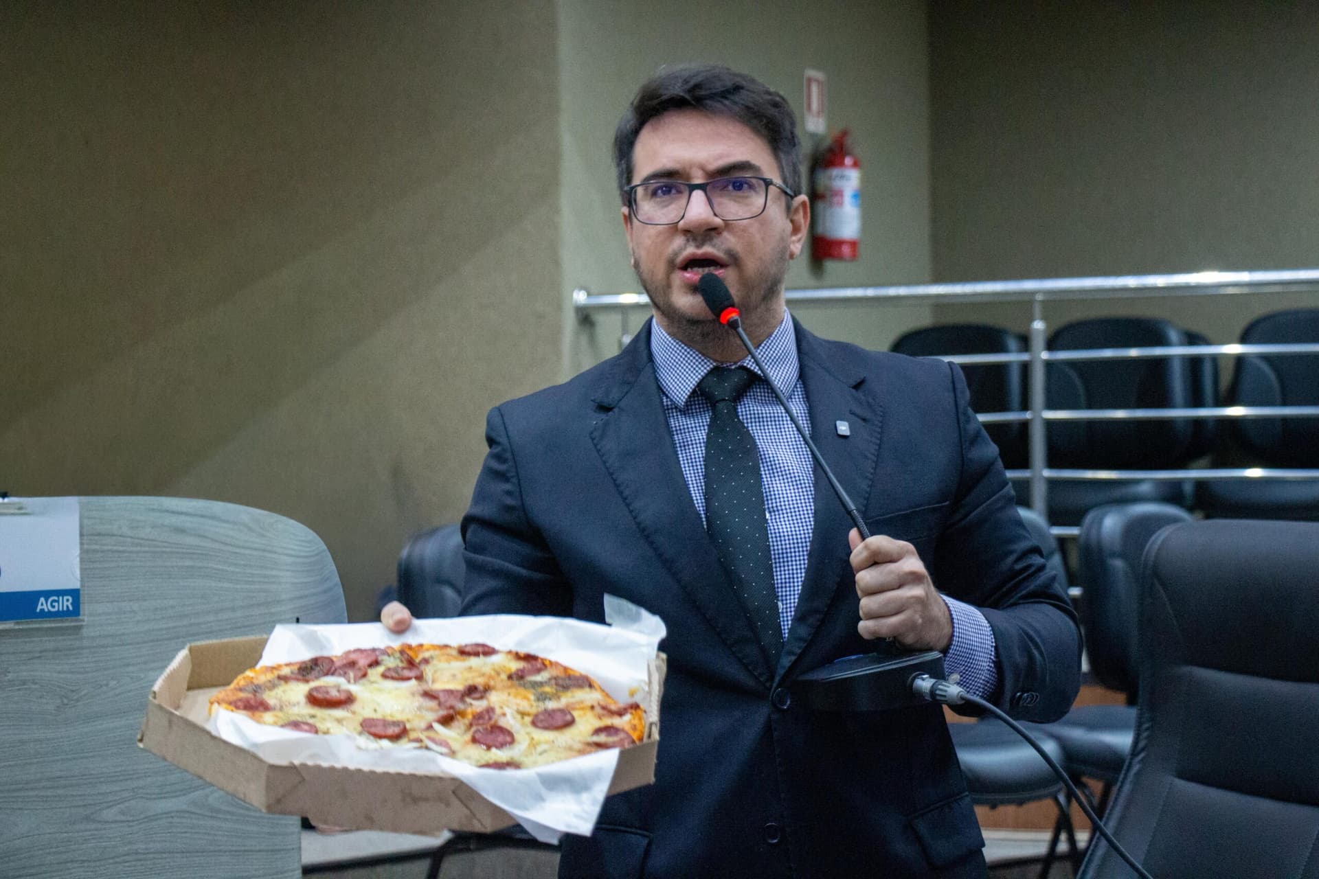 Segurando uma pizza, vereador cobra CMM por caso Bual: “Um mês de silêncio é inaceitável”