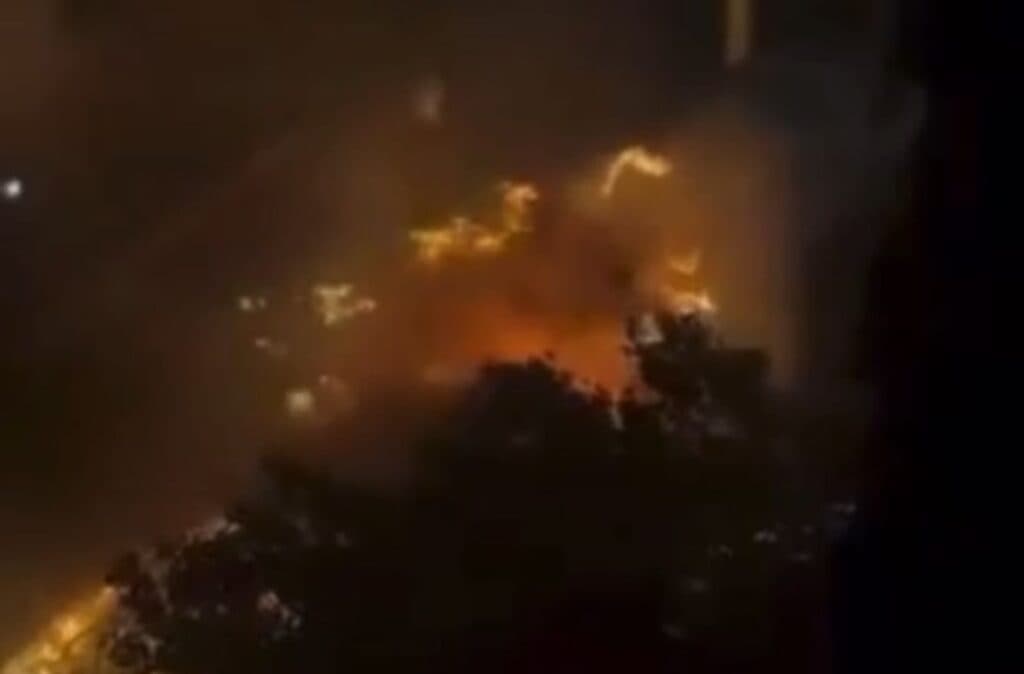 VÍDEO: Explosão de carro deixa bombeiros feridos em Nova York