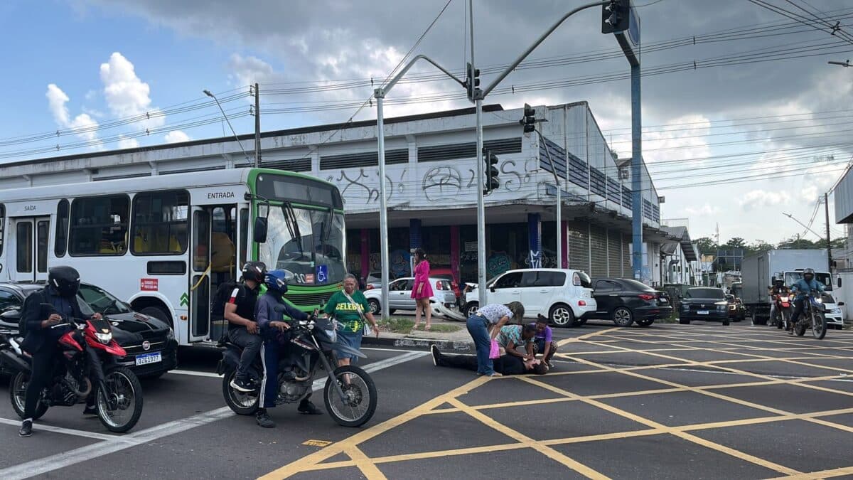 VÍDEO: Motorista sai do carro após engavetamento entre 4 veículos e é atropelado por ônibus em Manaus