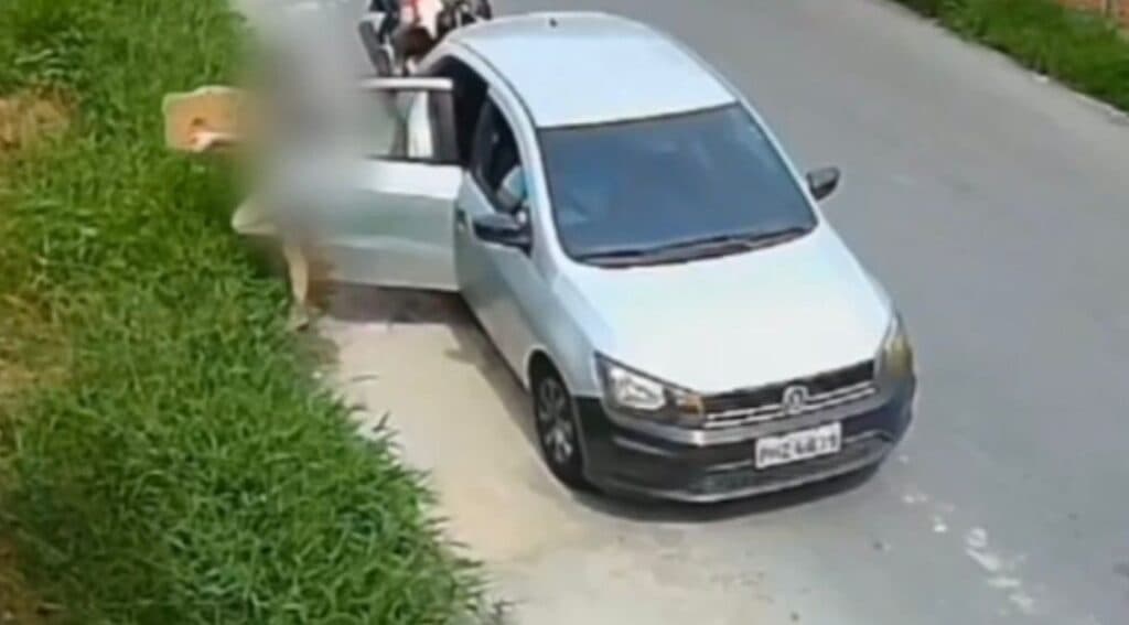 Mãe e filha são identificadas após abandonarem cães em terreno baldio em Manaus