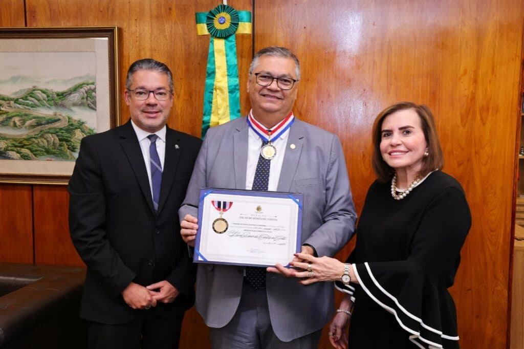 Ministro do STF, Flávio Dino, recebe Colar do Mérito do TCE-AM em Brasília