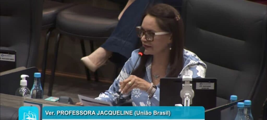 De volta à CMM, Jacqueline adota postura pacífica e participa de sessão sobre doação de sangue