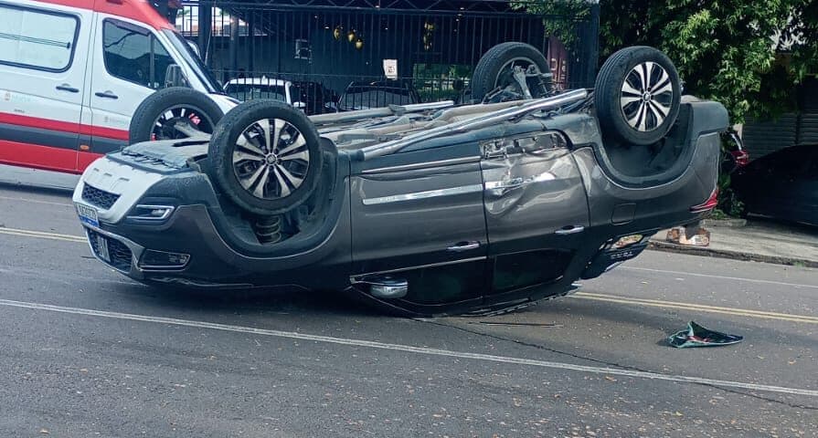 Carro capota após colisão em cruzamento no bairro Cachoeirinha, em Manaus