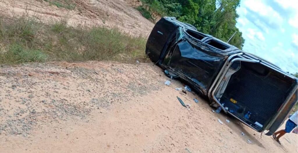 Duas pessoas morrem e três ficam feridas após capotamento na BR-319