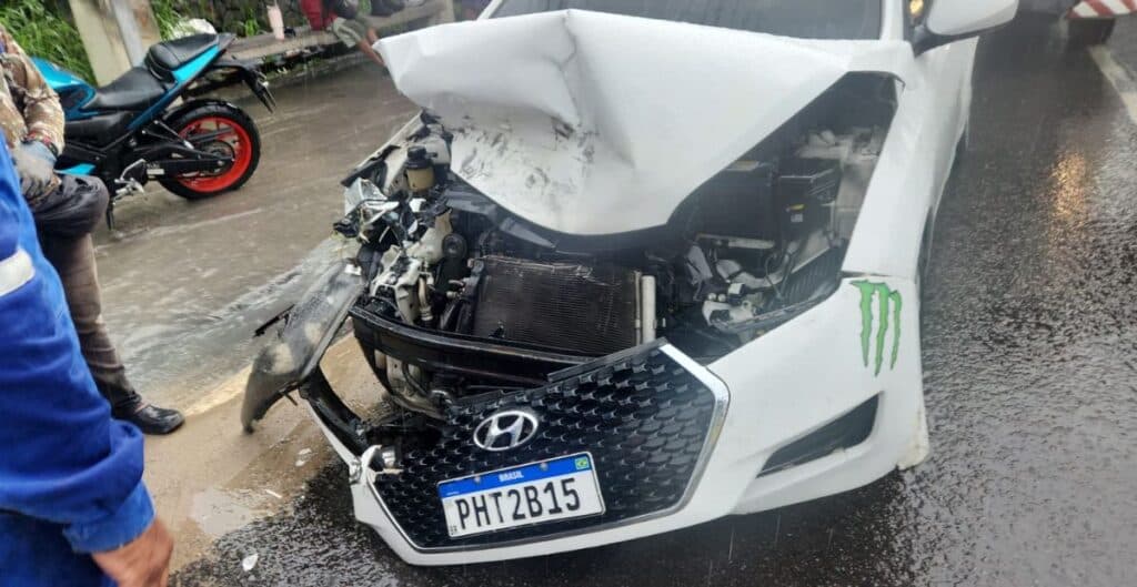 Acidente entre caminhão e dois carros causa congestionamento na avenida Torquato Tapajós