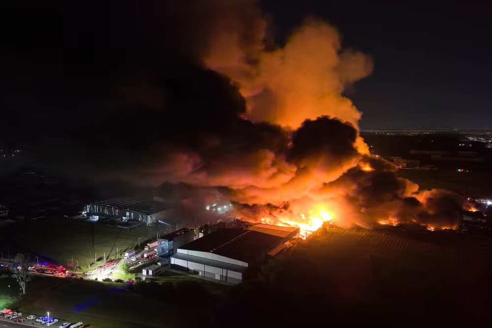 VÍDEO: Incêndio de grandes proporções em zona industrial na Argentina deixa 22 feridos