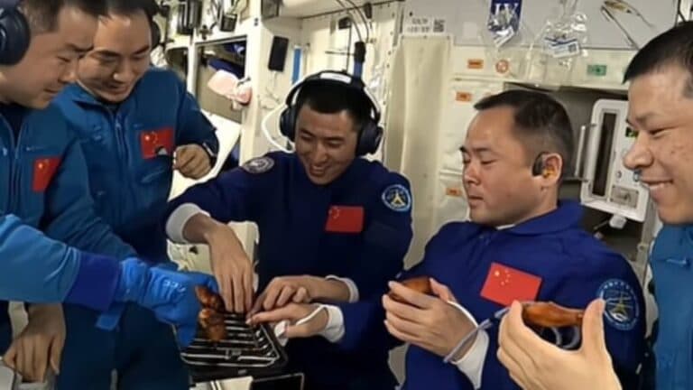 Astronautas chineses fazem o primeiro churrasco no espaço