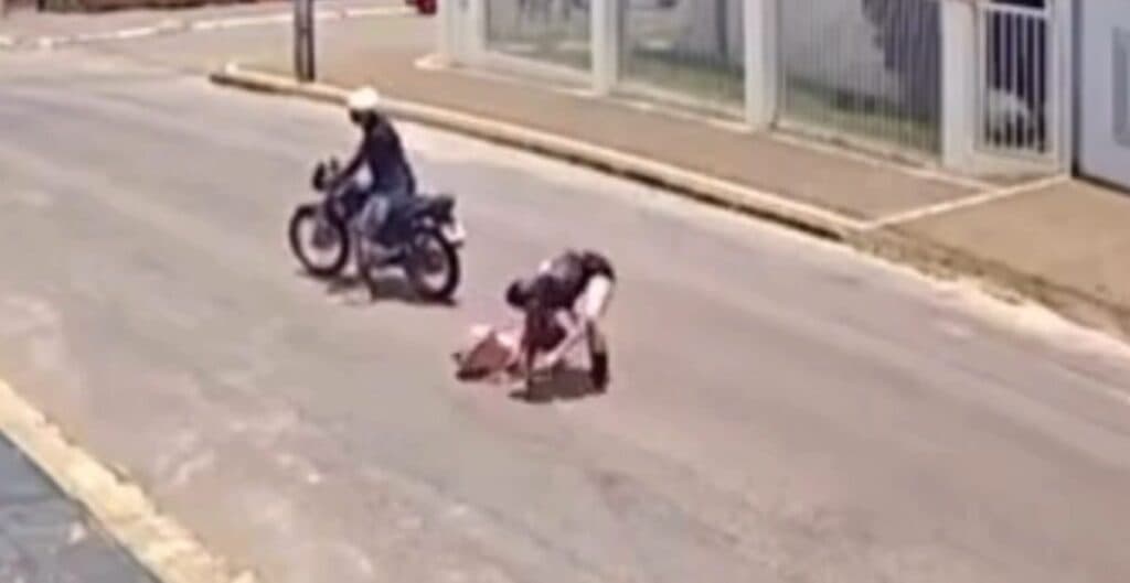 Criança de 12 anos se joga de moto para tentar fugir de criminoso; veja vídeo