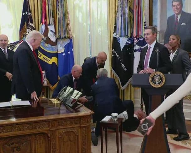 Vídeo: Homem passa mal e desmaia ao lado de Trump em evento na Casa Branca