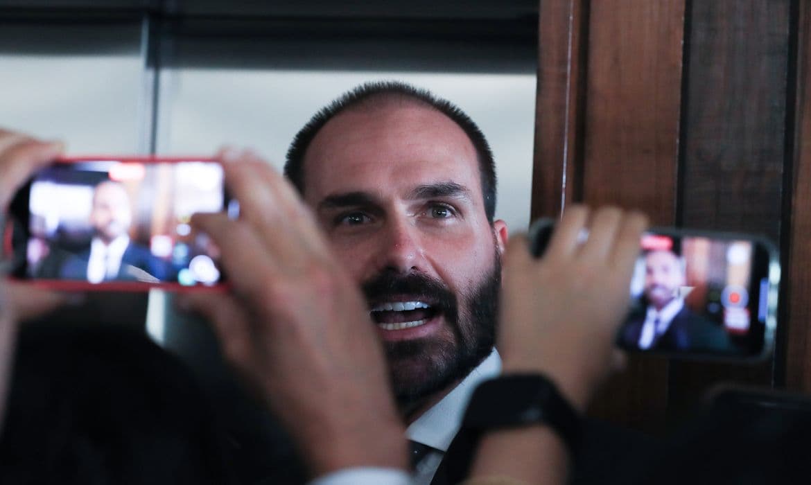 STF aceita denúncia e Eduardo Bolsonaro vira réu por coação