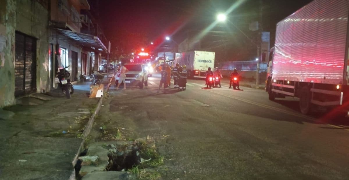 Homem leva choque com fio derrubado por caminhão em Manaus