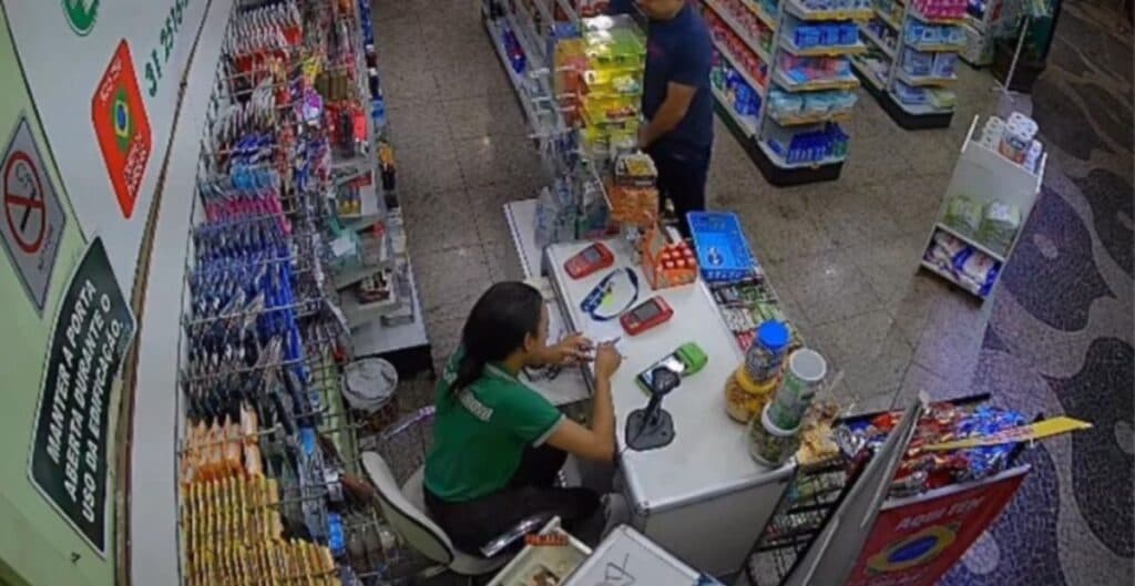 Homem tenta esconder Mounjaro e Ozempic na cueca durante furto; vídeo