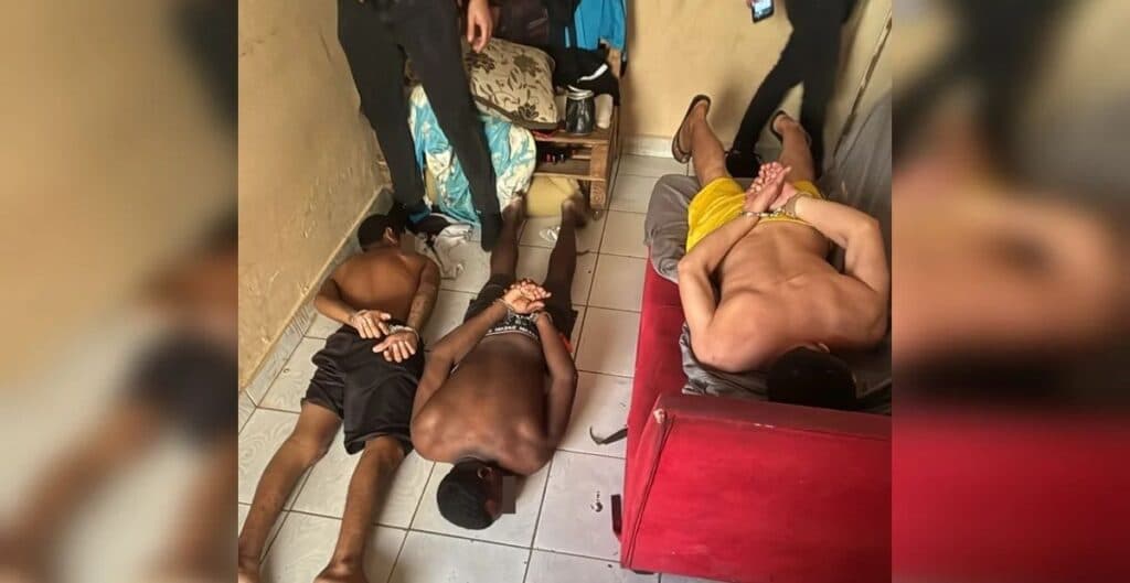 Homem é preso por esfaquear companheira na frente da filha