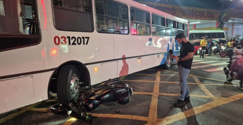 Motocicleta fica presa sob ônibus após colisão na Av. Mário Ypiranga; vídeo