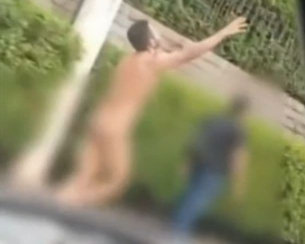 “Vá botar uma roupa”: homem é flagrado correndo peladão por avenida de Manaus