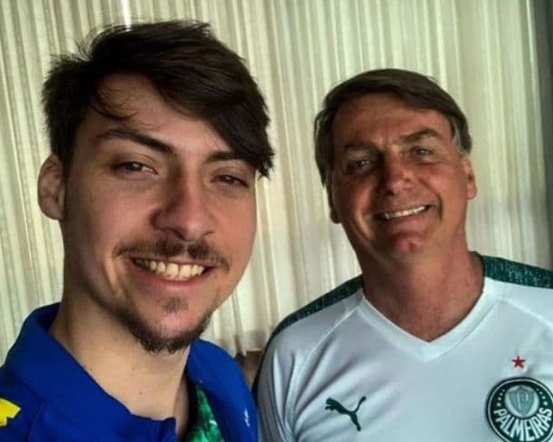 Jair Renan leva caça-palavras para Bolsonaro na prisão “está se sentindo injustiçado”
