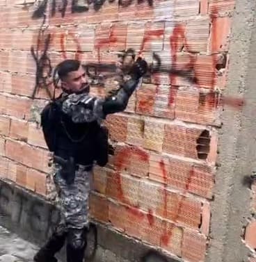 Sargento da PM risca pichação do CV em boca de fumo em Manaus