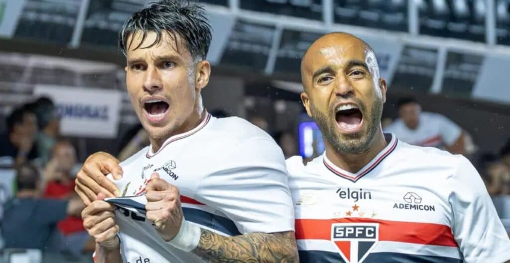 Flamengo e São Paulo empatam em jogo com Ferreirinha decisivo e Plata expulso