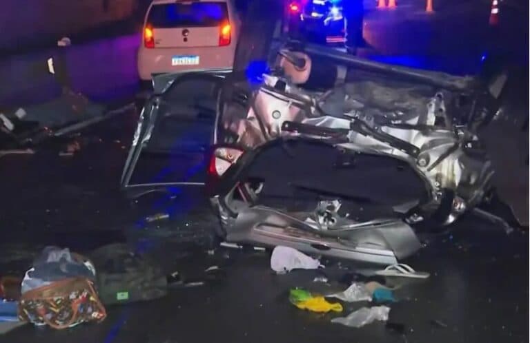 Carro despenca de viaduto no Rodoanel e mata quatro jovens na Grande SP