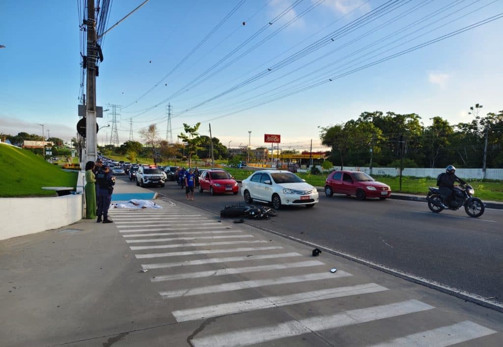 Motociclista morre ao bater em poste na avenida das Torres