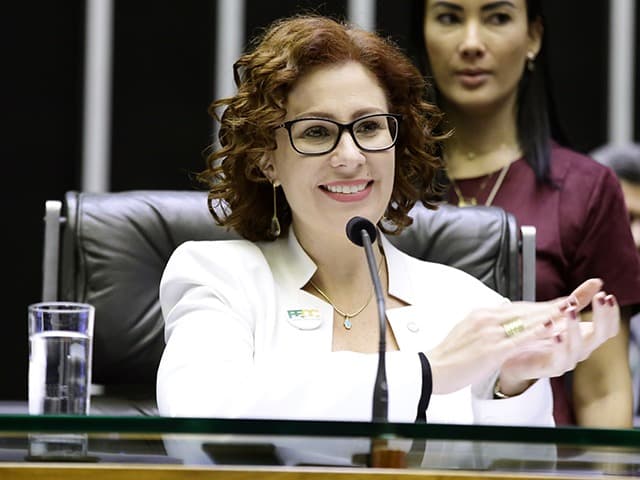 Deputados rejeitam cassação de Carla Zambelli mesmo após condenação pelo STF