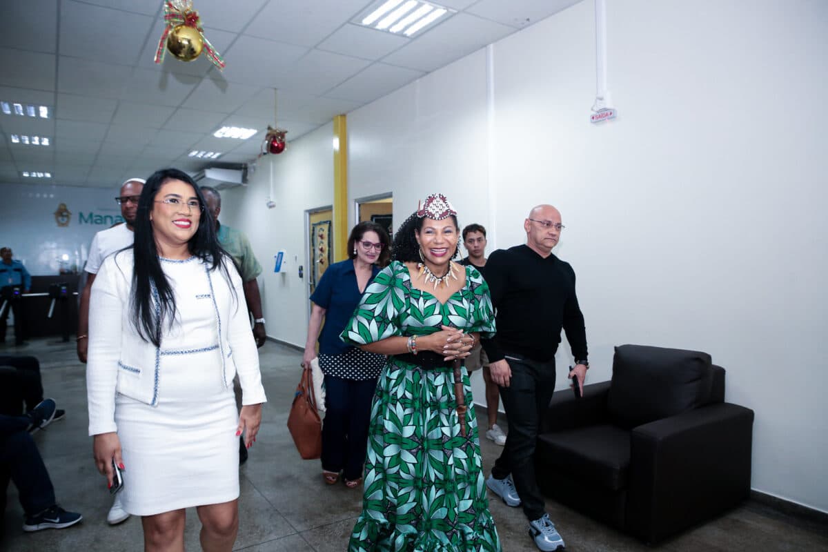 Em Manaus, rainha Diambi Kabatusuila fortalece parcerias culturais com a África