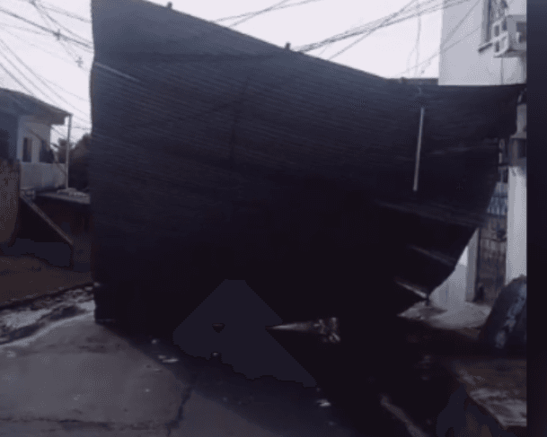 Ventania arranca telhado de casa no Petrópolis durante tempestade que atingiu Manaus neste domingo (7)