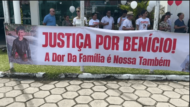 Caso Benício: família pede justiça durante manifestação em frente ao CRM de Manaus