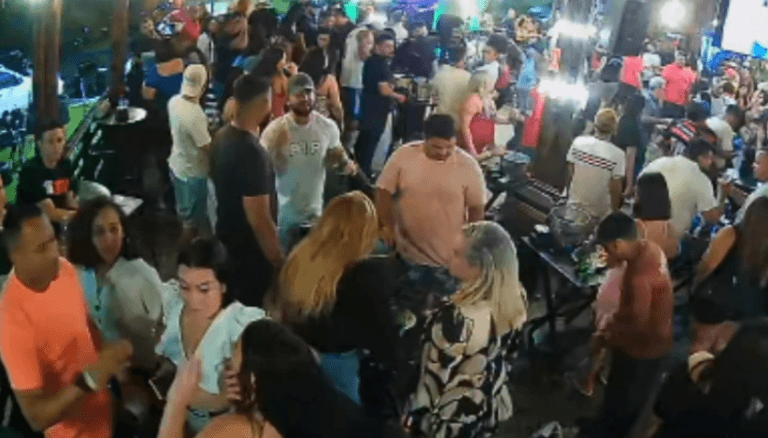 VÍDEO: Passista denuncia agressões dentro de bar em Manaus