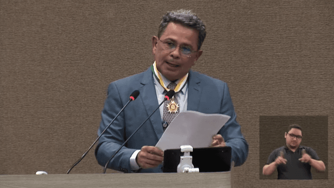 Em discurso, Tadeu de Souza acena para David Almeida, ‘amigo e irmão’ que não foi à cerimônia