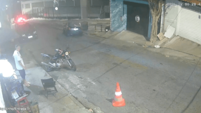 Mulher pula de carro em movimento para fugir de ex após ser esfaqueada em SP