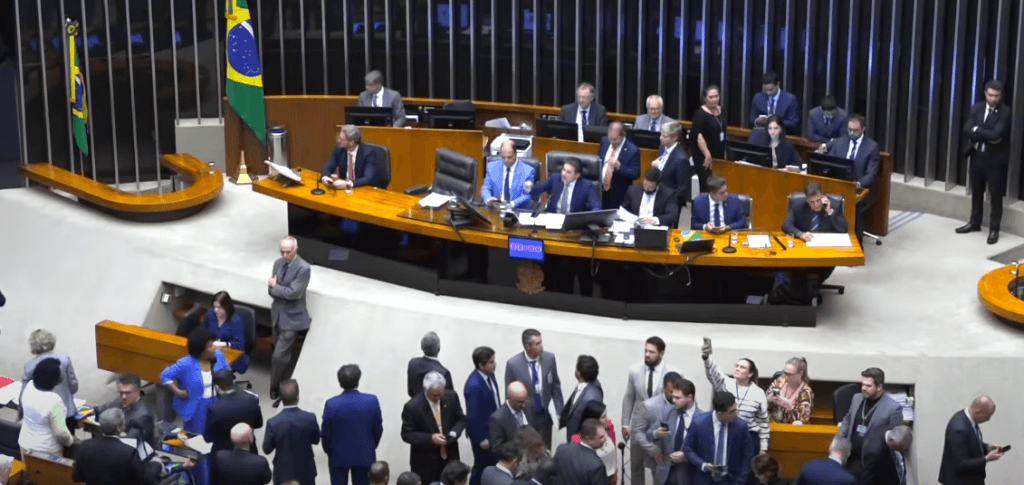 Câmara aprova na madrugada, lei que pode reduzir pena de Bolsonaro e outros condenados do 8/1