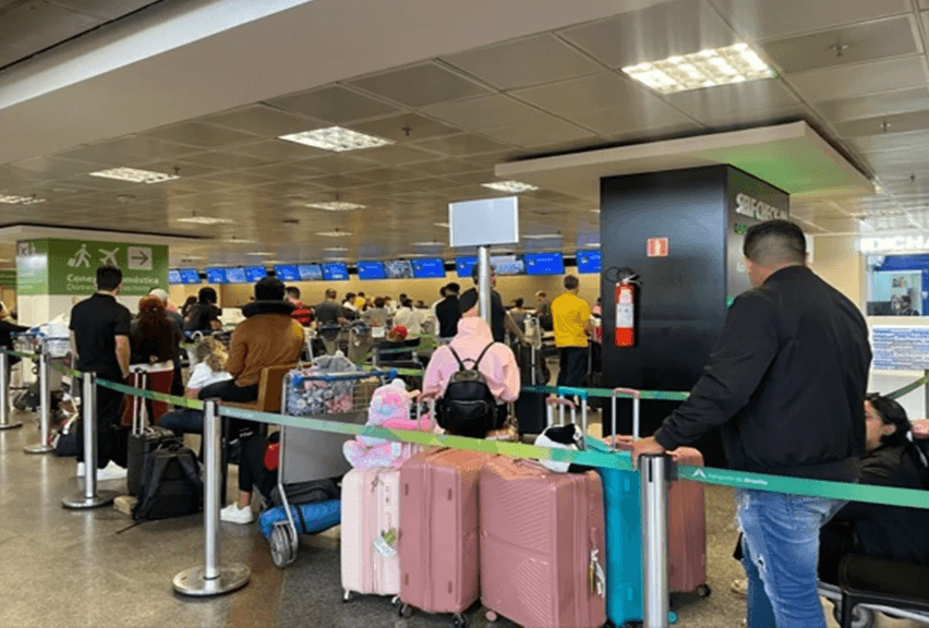 Latam pede que passageiros arquem custos após voos cancelados