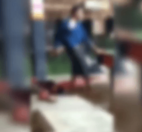 Homem decapita colega após briga e caminha pelas ruas carregando a cabeça