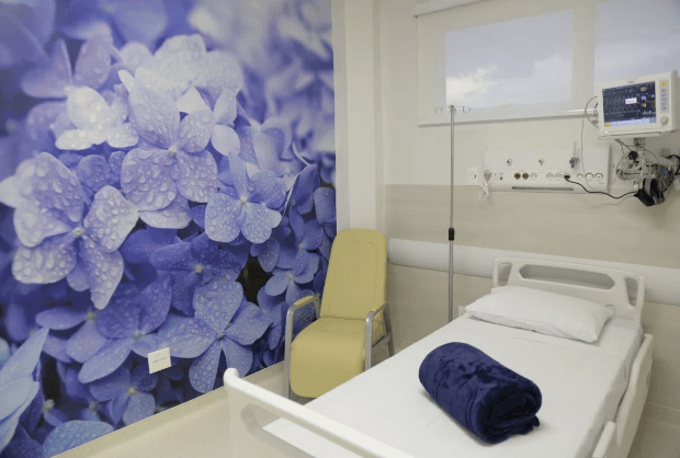 Mulher morre após cirurgia de implante de silicone em SP