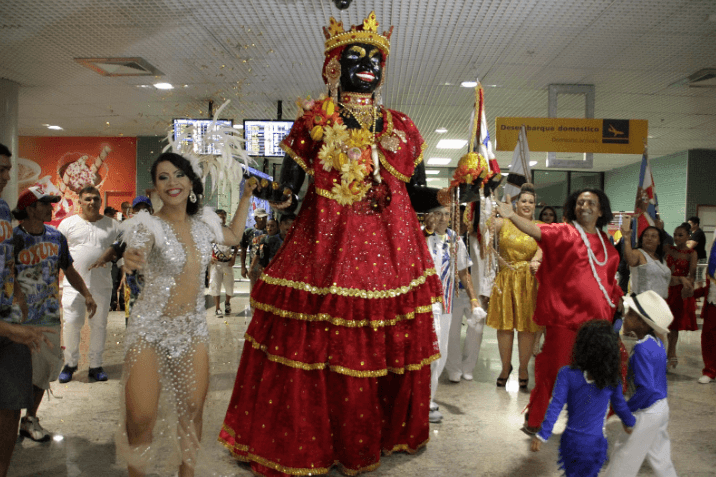 Boneca Kamélia desembarca em Manaus e dá início ao carnaval de 2026