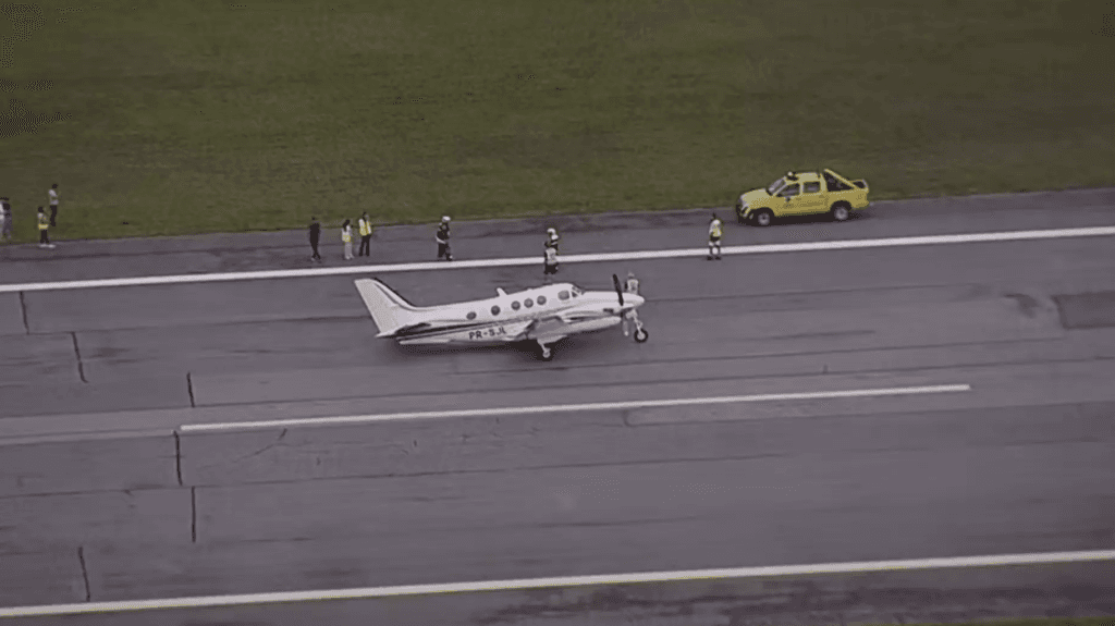 Avião bimotor tomba durante pouso no Aeroporto da Pampulha em BH